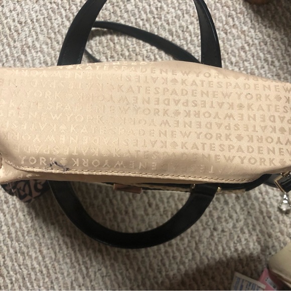 Elegant Black and Cream Handbag - Picture 13 of 13